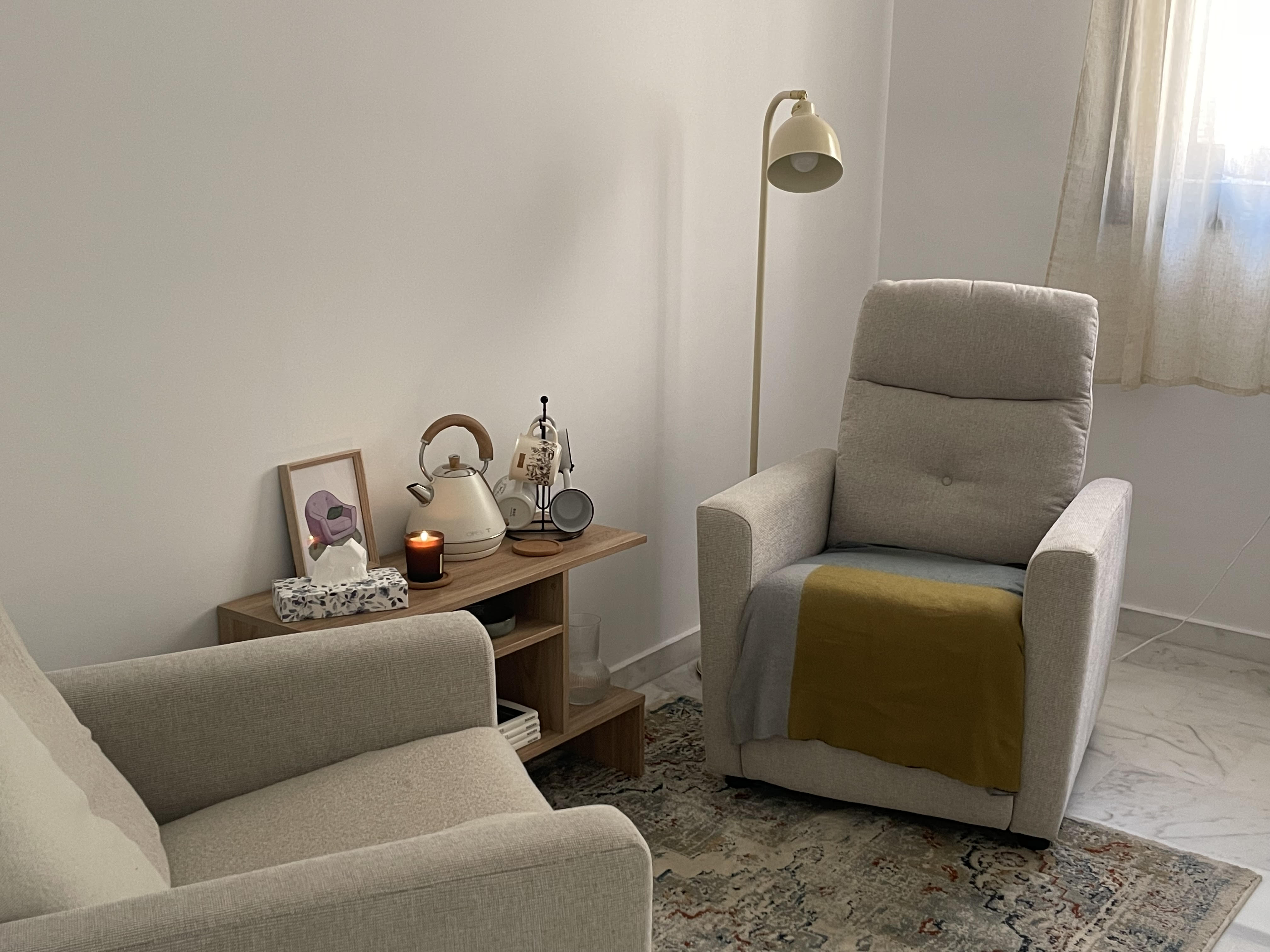 Foto de una sala de psicología acogedora